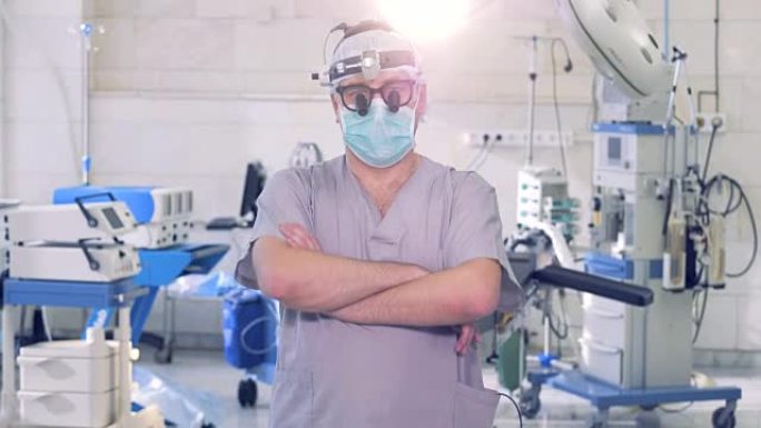 男性专业外科医生在镜头前行走和停留，同时直接看着镜头