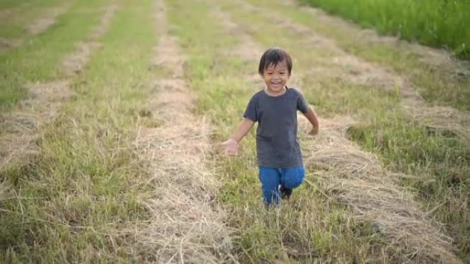 SLO MO小男孩在野外奔跑。
