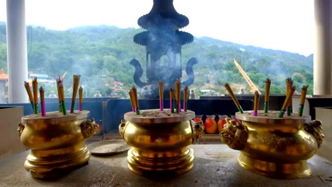 马来西亚槟城华人庙宇的锅中烧香