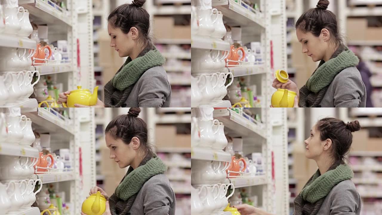 年轻女子在超市选择货架