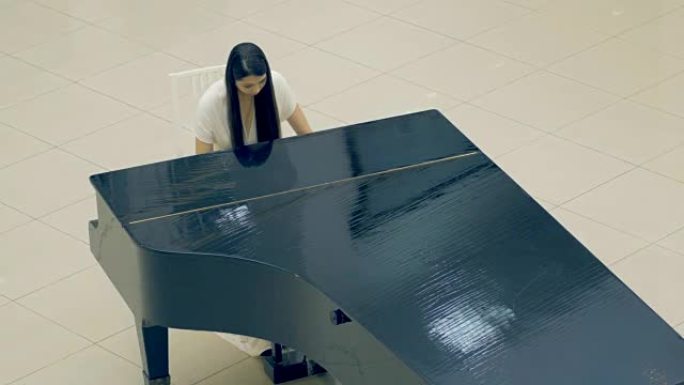 女孩弹钢琴的肖像。4K。