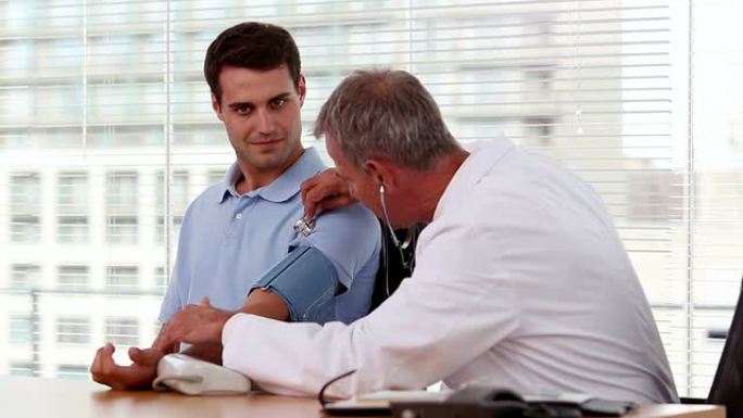 医生为他的病人测量血压