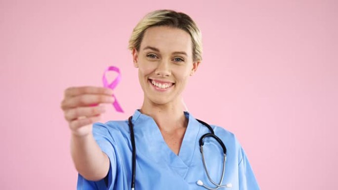 护士展示乳腺癌意识丝带