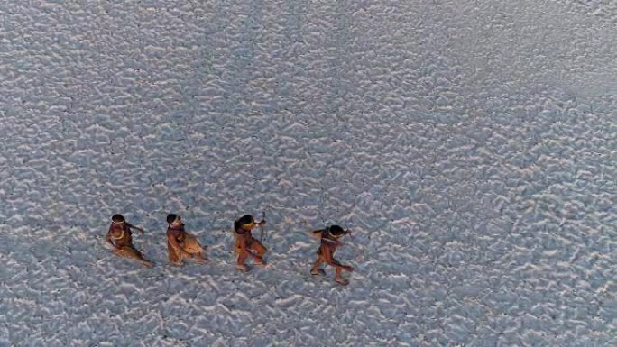 博茨瓦纳Makgadikgadi锅的广阔区域中，四个San Bushmen的直下鸟瞰图