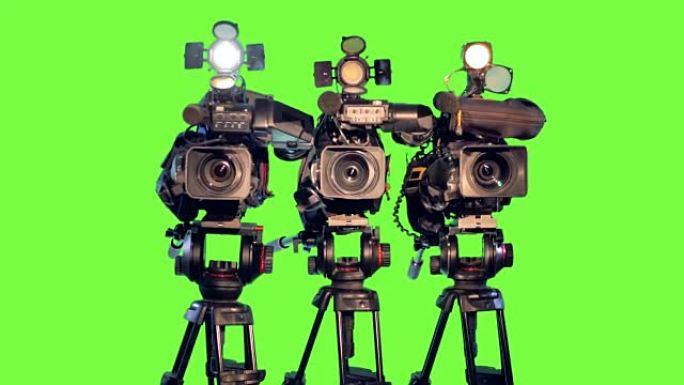 三脚架上的三个专业摄像机摄像机。
