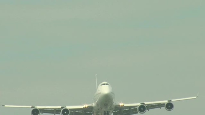 即将降落的波音747巨型飞机