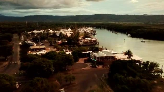 澳大利亚城市的鸟瞰图。带码头的海岸线