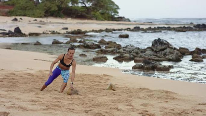 4k慢动作: 迷人的波利尼西亚女人在海滩上做跑步运动