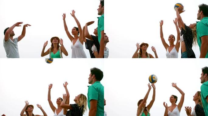 微笑的朋友玩沙滩球