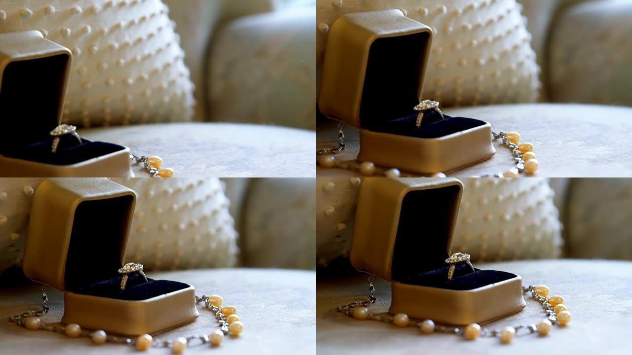 扶手椅上的结婚戒指和珍珠项链4K 4k