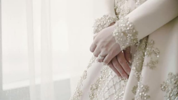 带着结婚戒指的新娘的手