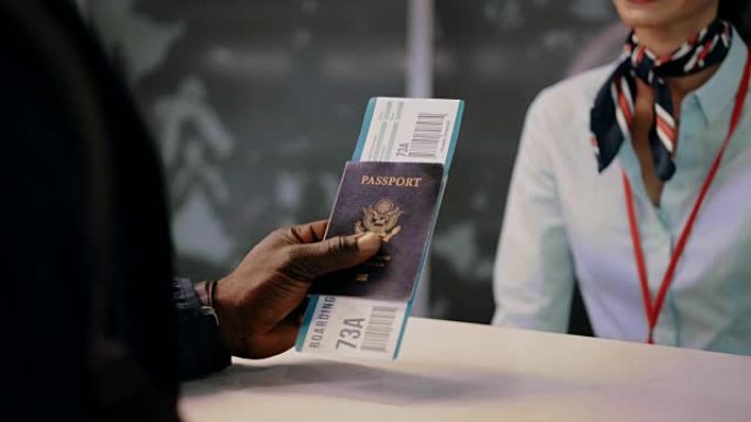 航空公司柜台持有护照和登机牌的航班乘客