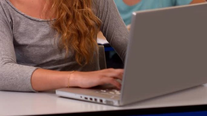 学生在课堂上使用笔记本电脑