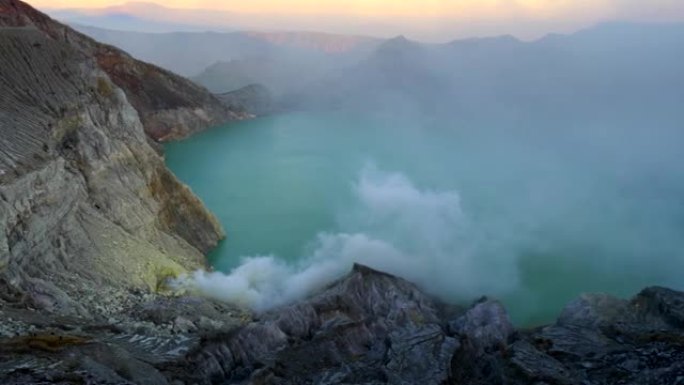 日出时Kawah Ijen的全景。平移镜头。印度尼西亚爪哇。4K