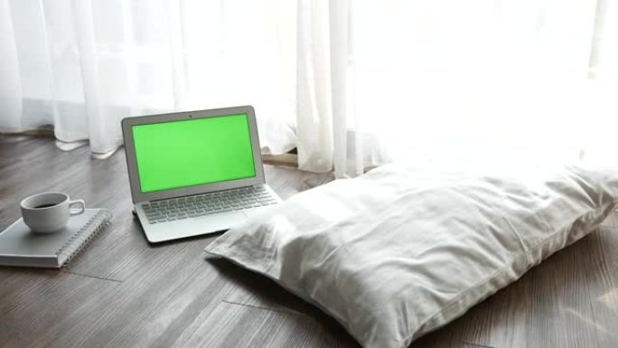 客厅绿屏笔记本电脑，无人