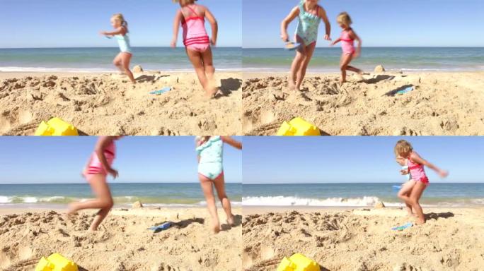 两个年轻女孩一起在海滩上玩耍