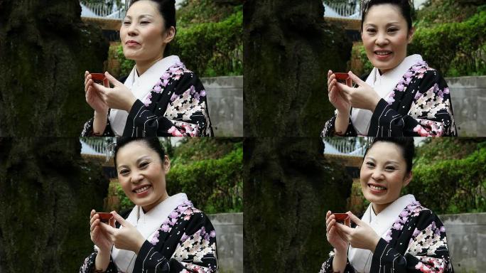 日本女子拿着清酒杯摆姿势