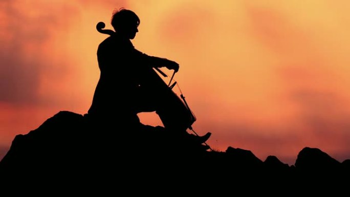 高清起重机: 日落时演奏大提琴
