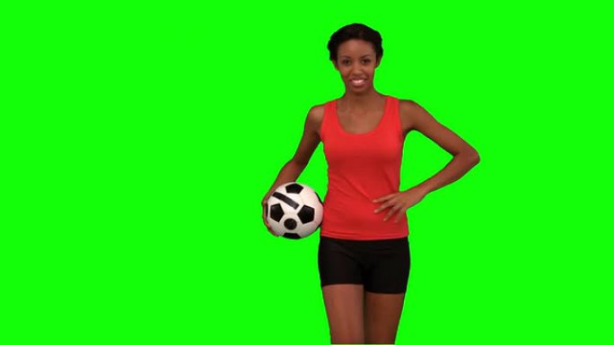 女人在绿屏上踢足球