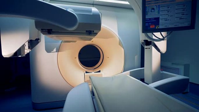 猫扫描仪位于黑暗的病房里。CT或MRI扫描仪。