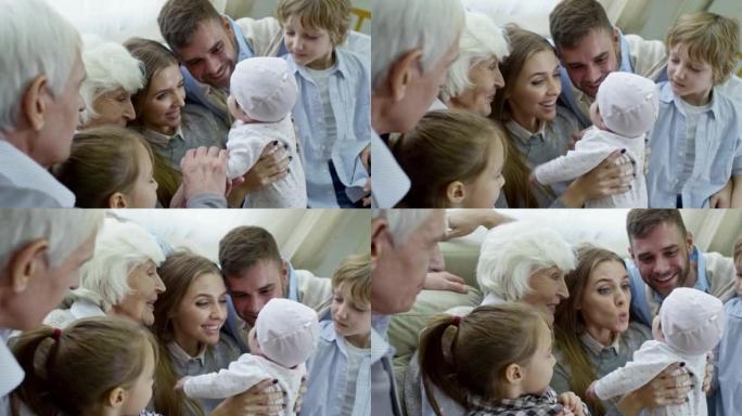 与婴儿一起玩的大家庭