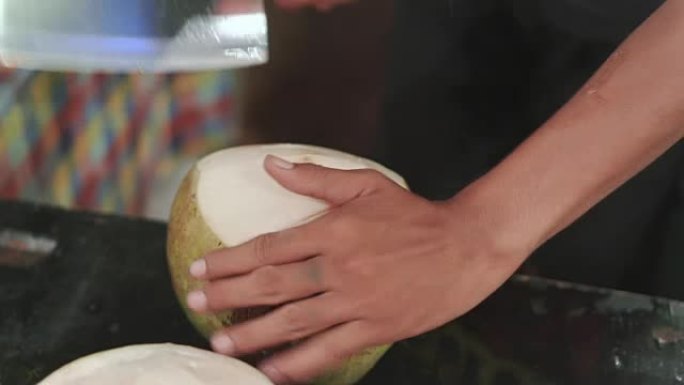 用刀剁碎椰子，泰国街头美食