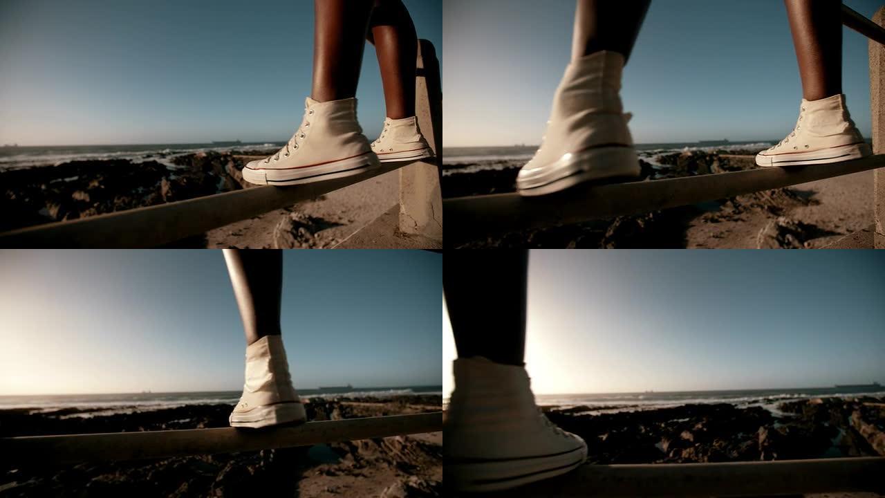 少年穿着运动鞋站在海边