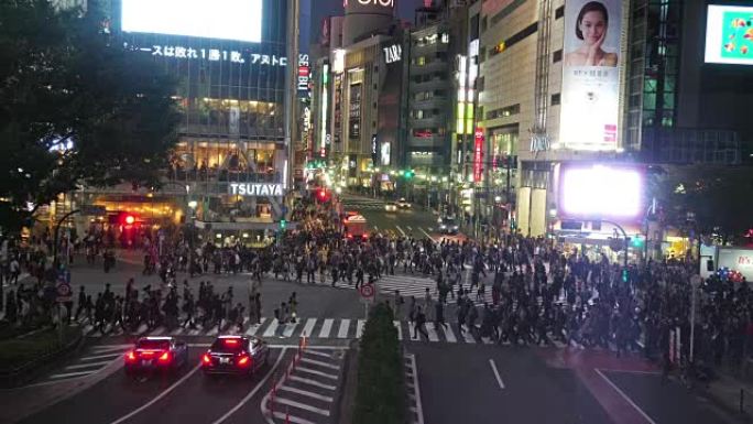 东京市十字路口涩谷人行横道汽车交通的4k镜头