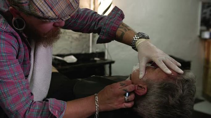 理发师剃须客户与割喉剃刀