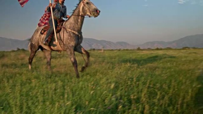 骄傲的美国女牛仔在犹他州骑马