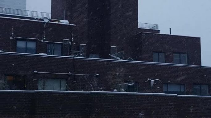 城市中的暴风雪。积雪覆盖的建筑、屋顶和街道。