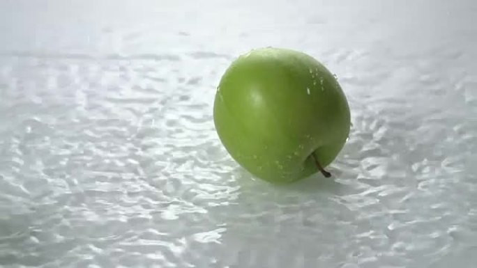 青苹果集团的Slo mo滴在白水上。