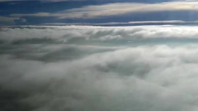 飞机上的天空，白色多云