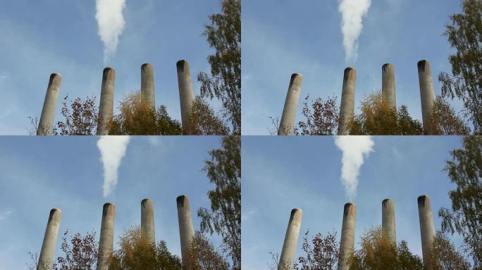 烟从管道里冒出来。