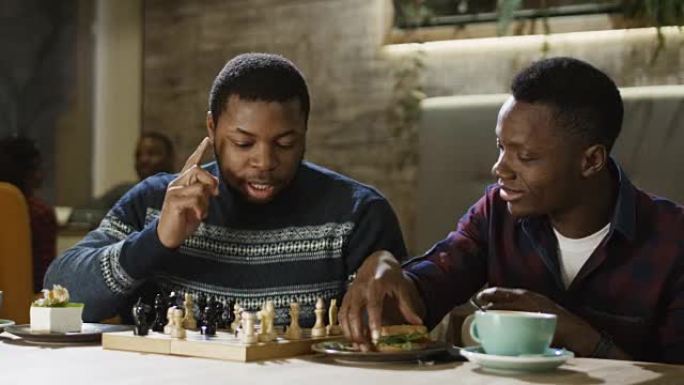 内容黑人男子在自助餐厅下棋