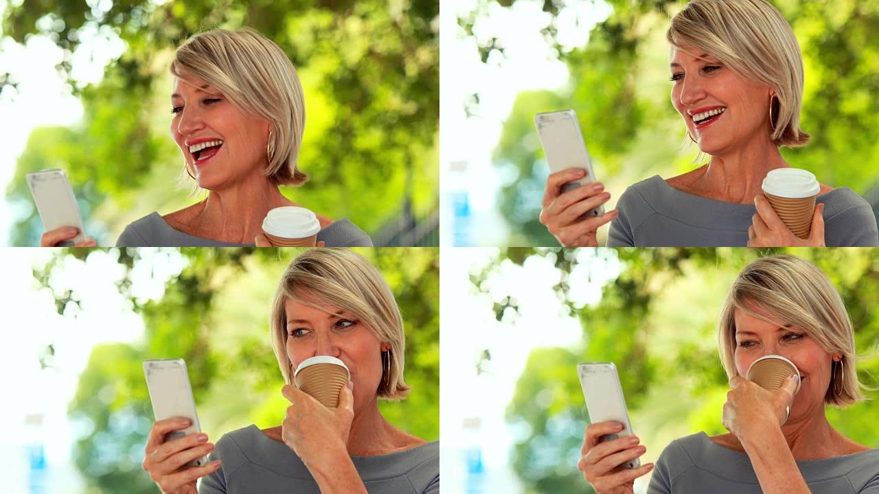 微笑的女人使用智能手机