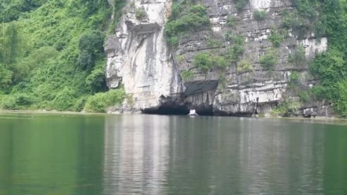 划船进入水下洞穴