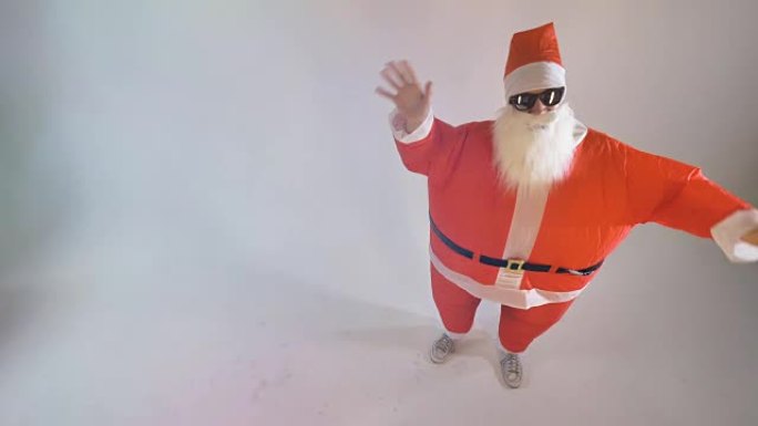 穿着充气服的圣诞老人以快速的速度挥手。