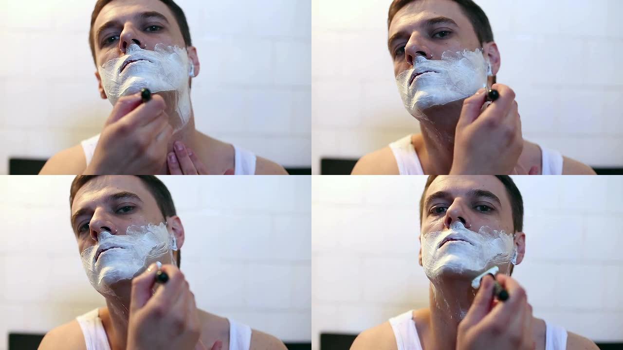男人在浴室镜子前刮胡子