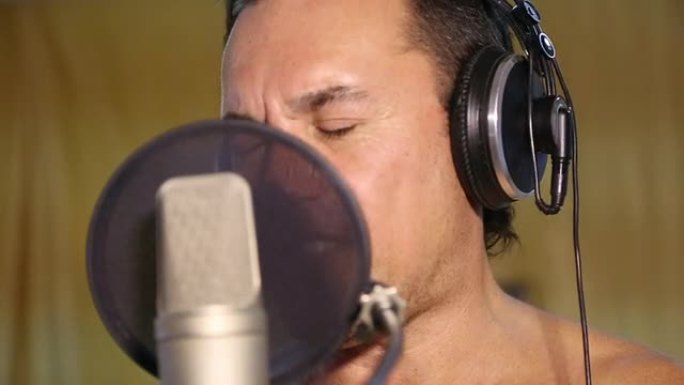 一名男子在录音室唱歌