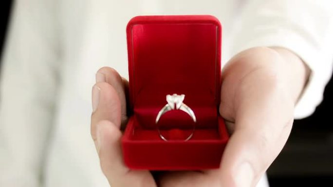 男人带着结婚戒指求婚。