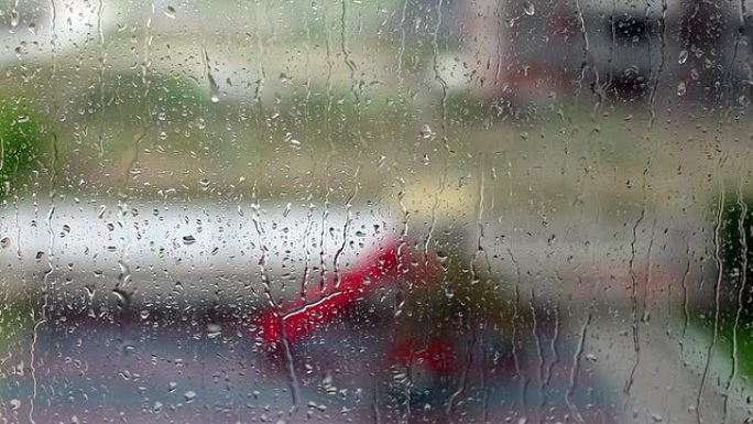 雨中窗户玻璃上的雨滴