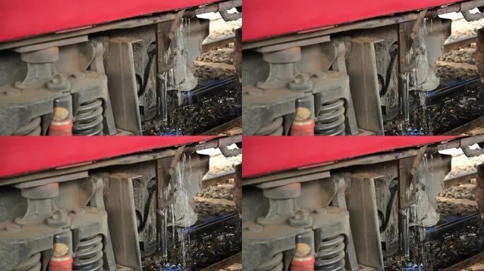 从火车发动机流出的水