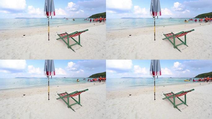 带太阳伞和床的海滩