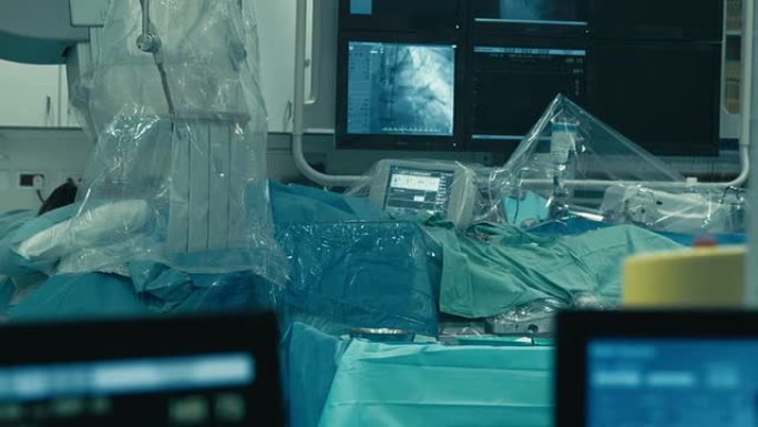 手术室。监测注射进入血管的过程