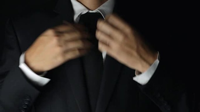 商人调整领带西装