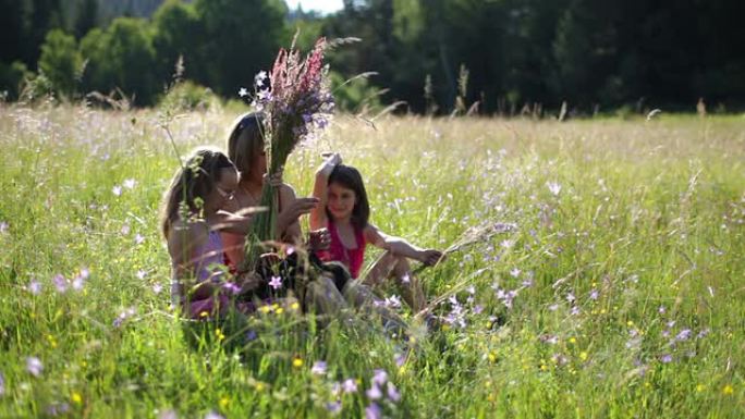HD-母亲和两个女儿在草地上采摘鲜花