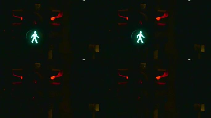 黑暗夜晚的绿色交通灯