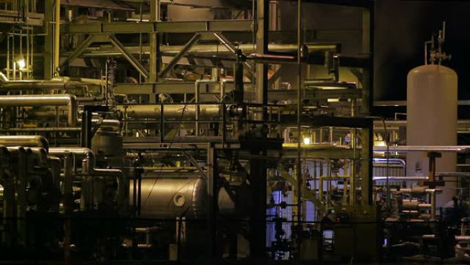 夜间炼油厂工业园区夜景欧洲储存罐提炼