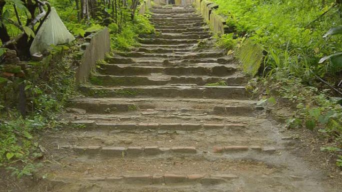 平移: 夏季通往古代和古老寺庙的梯子